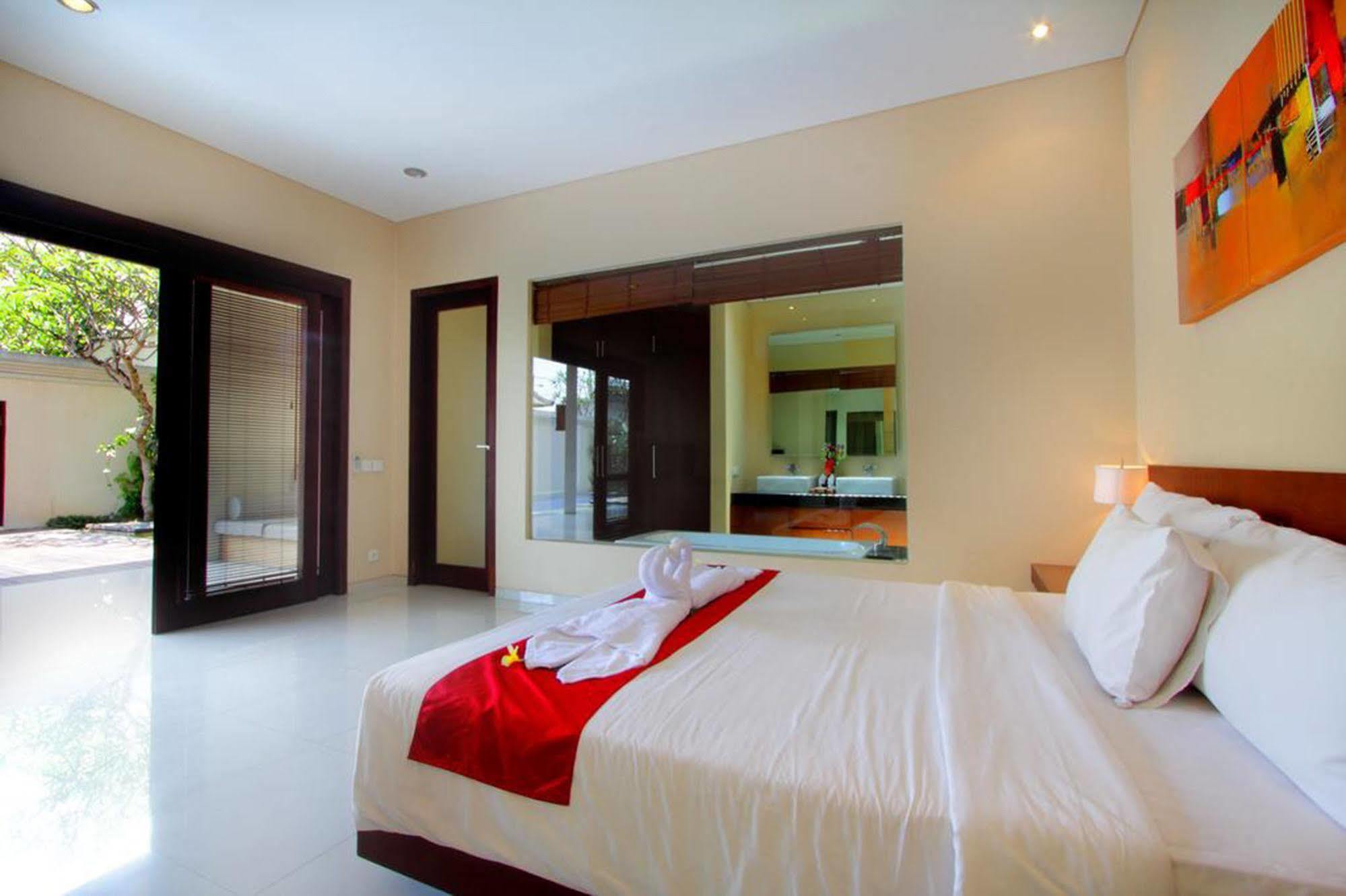Oval Villa Bali Seminyak  Exterior photo